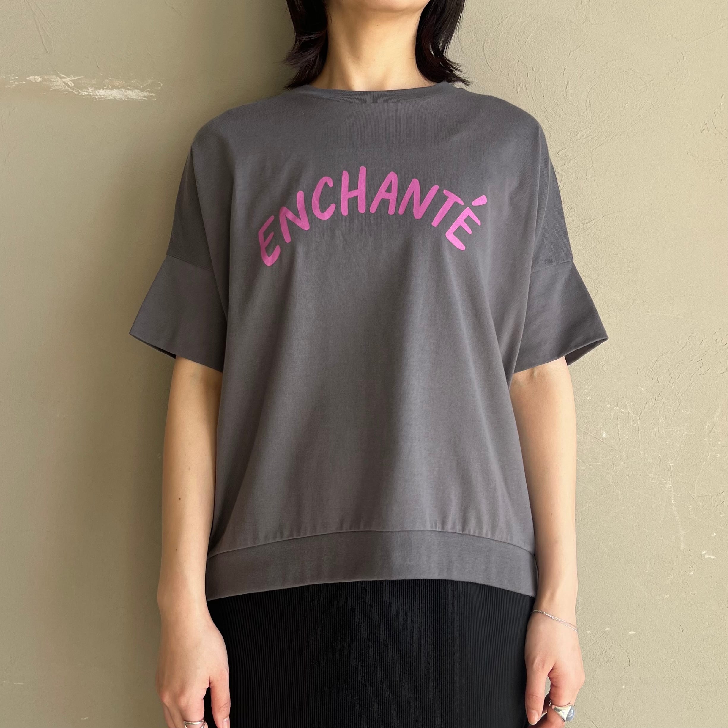 【 QTUME 】ロゴプリント Tシャツ