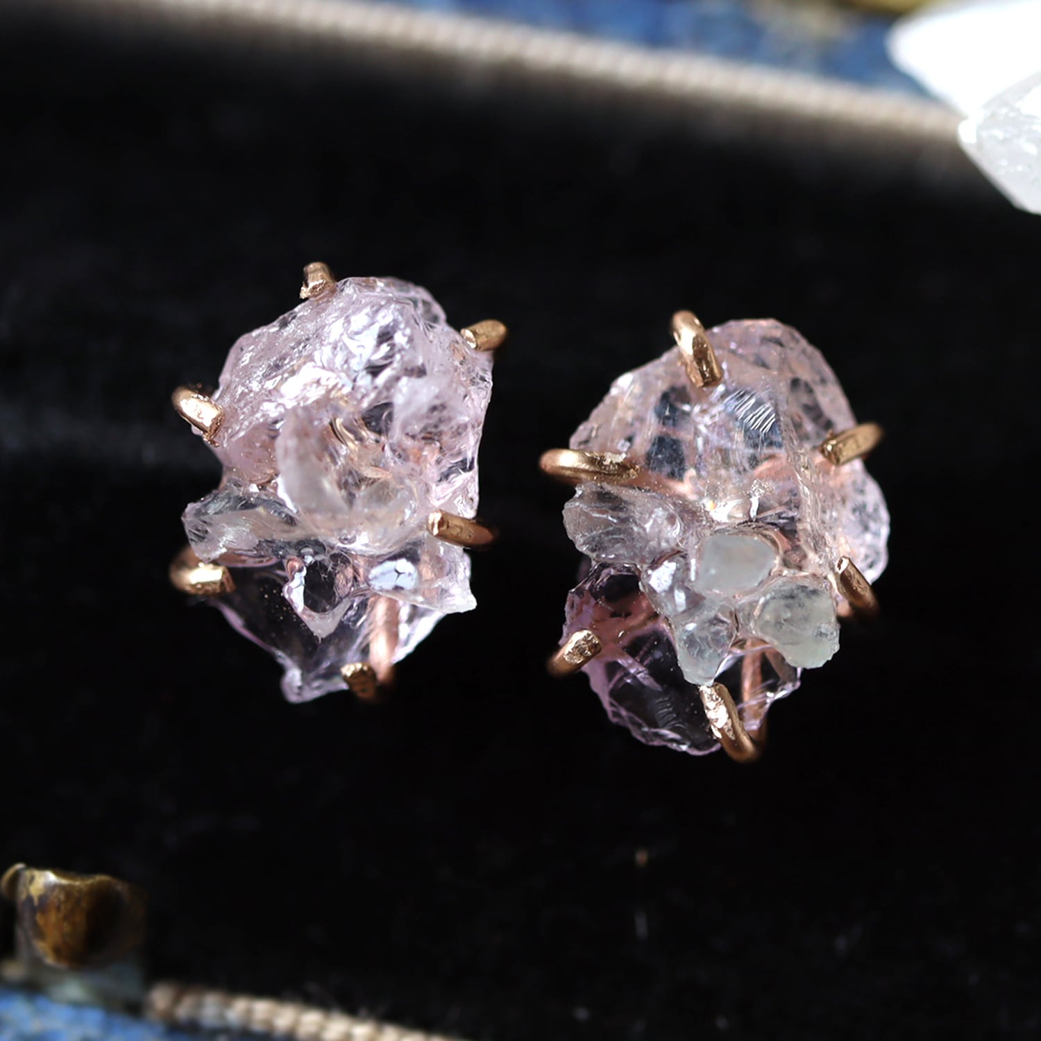 原石モルガナイトとアメジストのピアス | witch/花石:鉱物植物