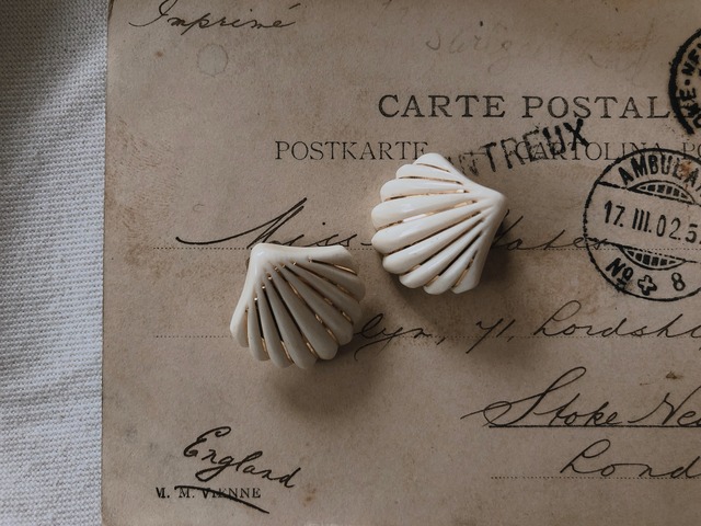 AMERICA vintage shell earring