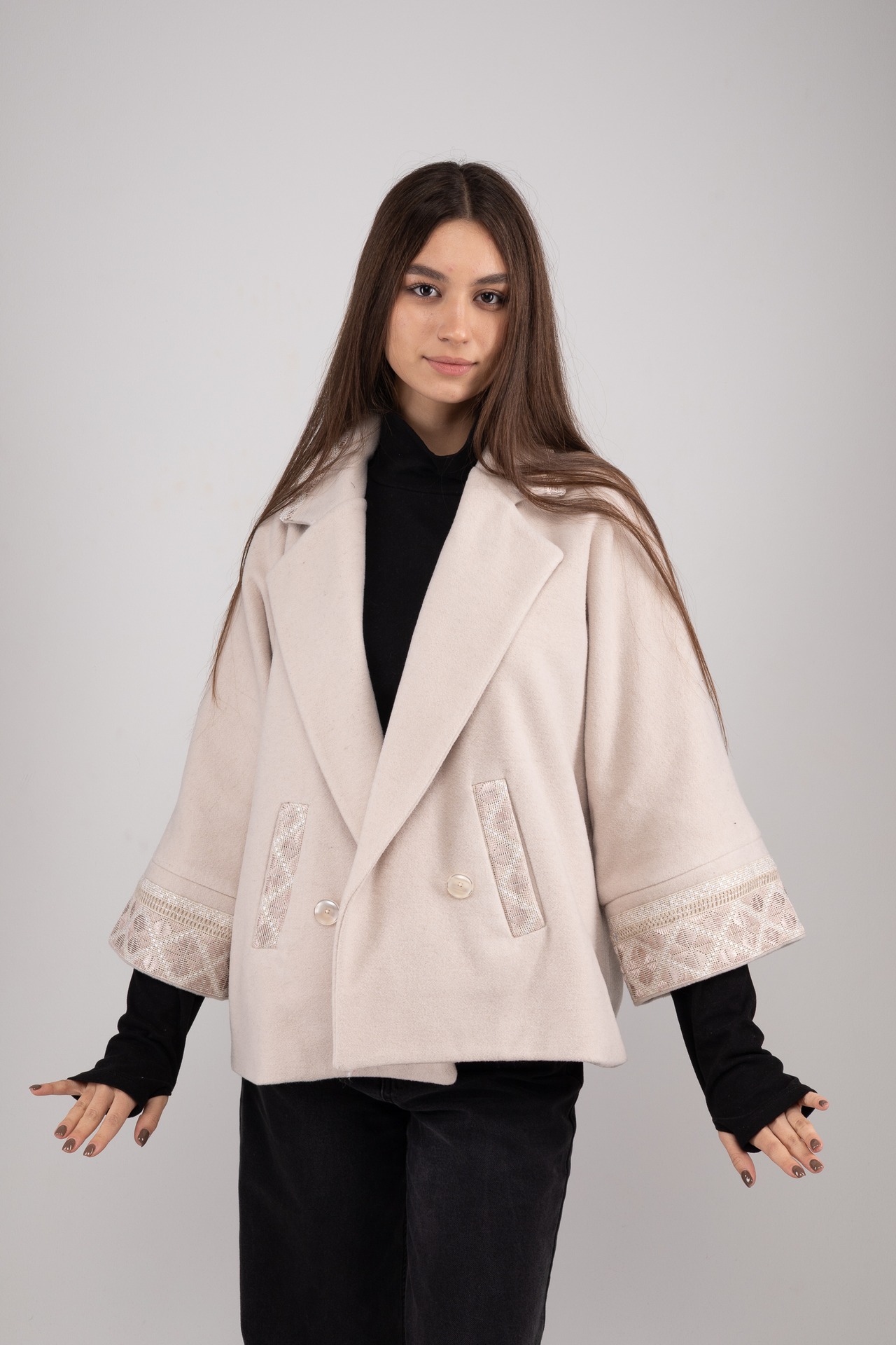 ウクライナ産プレミアムウール100%ジャケットコート（白）平行縫い　シルク手刺繍 - 2