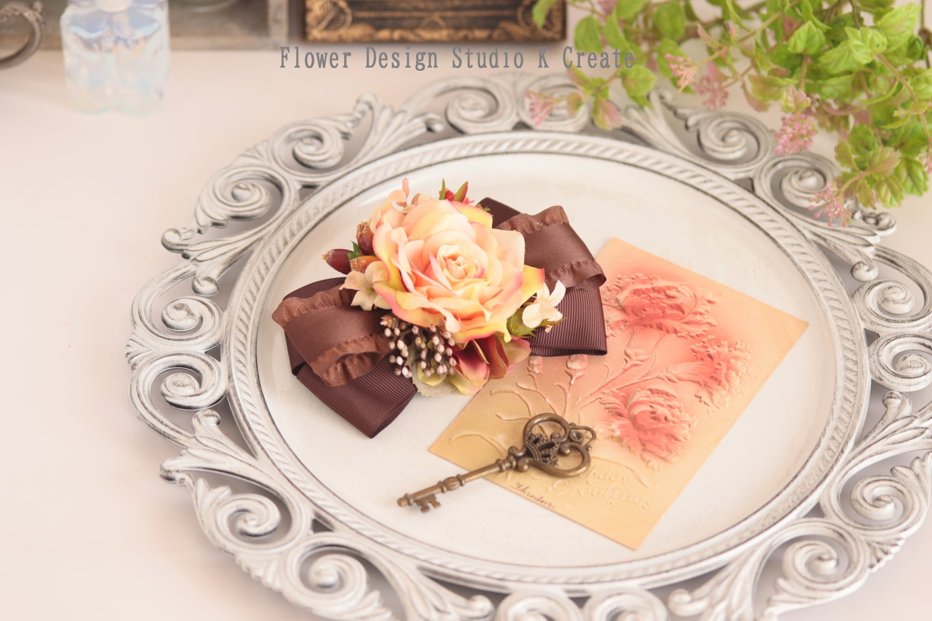 薔薇とヒペリカムのリボンヘアクリップ 髪飾り ブラウン 茶色 リボン 結婚式 フォーマル 発表会 パーティー ヘアクリップ 髪飾り