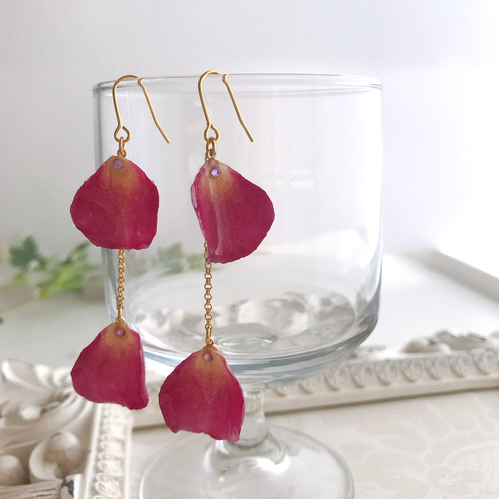 ローズ揺れる花びらピアス レッド | amiti