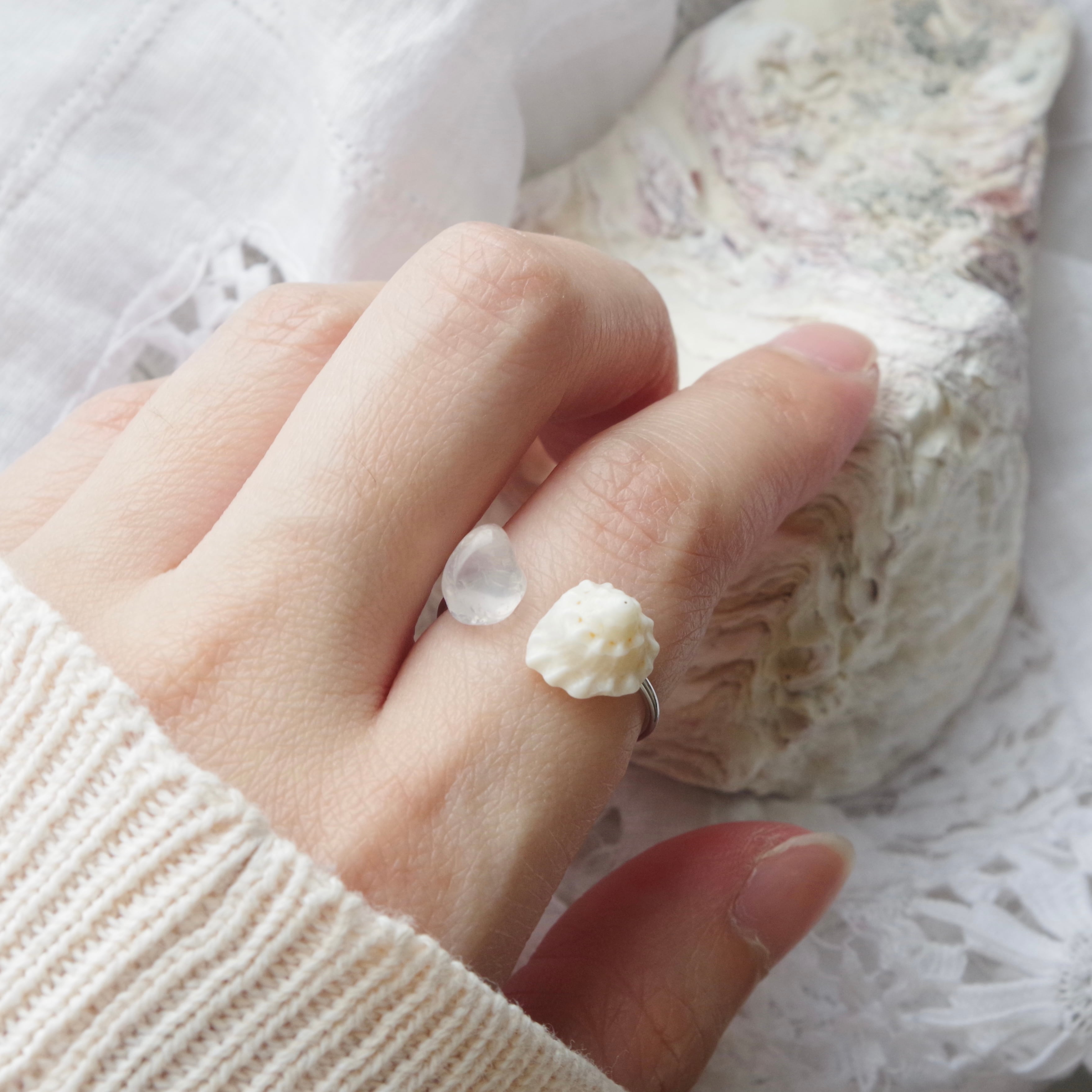 Seaside Ring│小さな海が手元に宿る 貝殻と天然石のリング〈ローズクォーツ〉