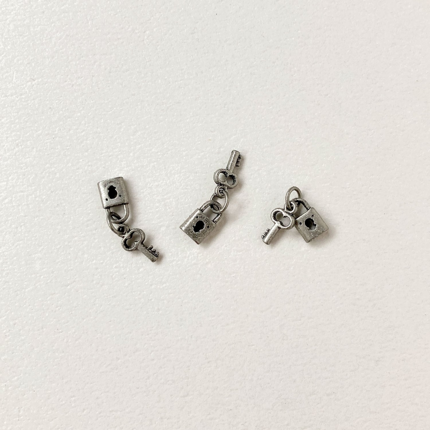 再入荷〉小さな南京錠と鍵モチーフチャーム（12mm） | Dua