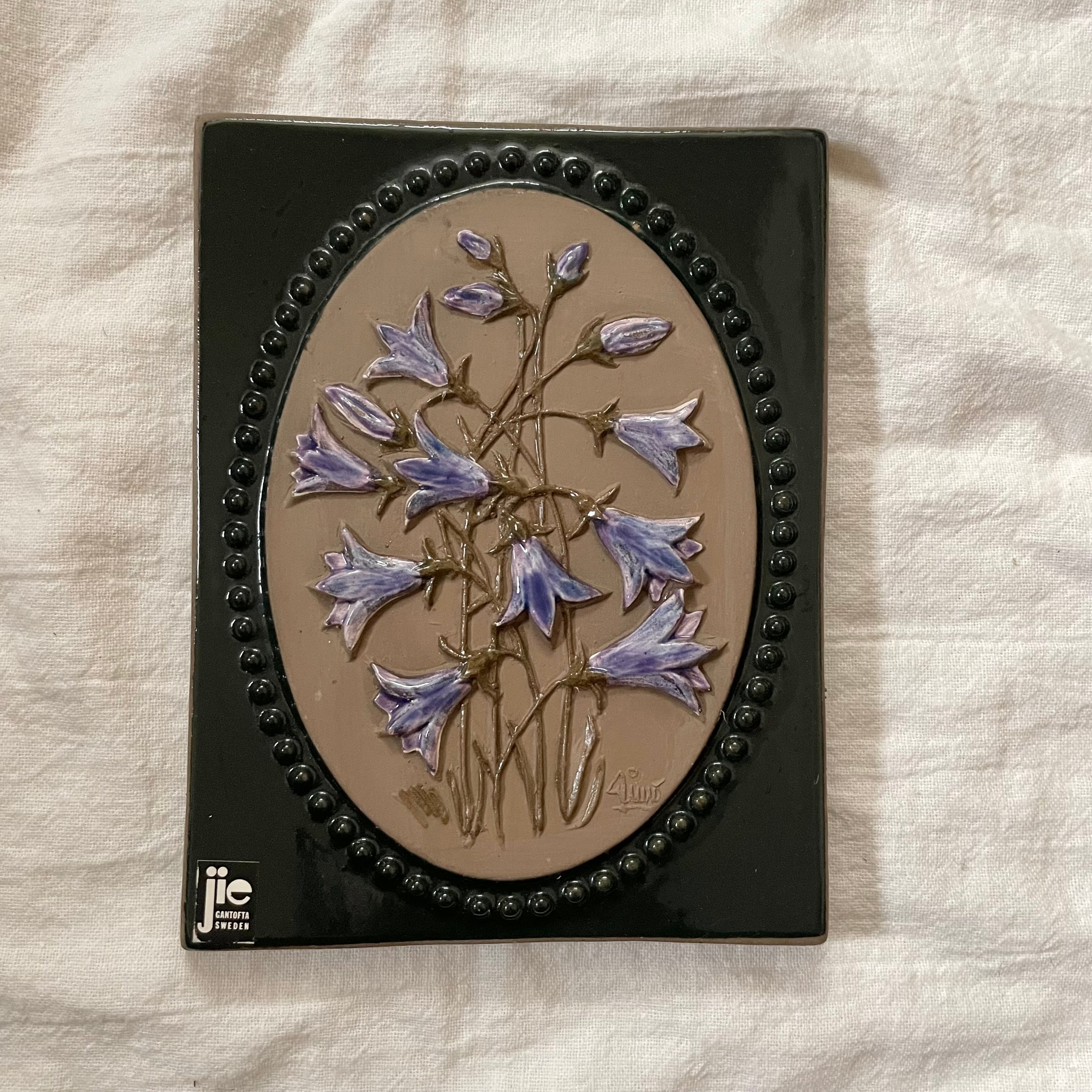 紫色の花の陶板