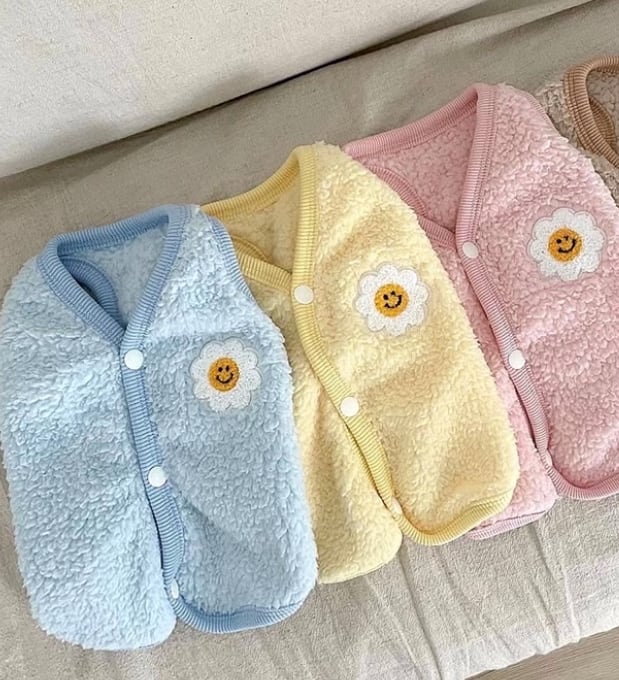 ドッグ 犬 小型犬 ベスト チョッキ ストレート 背中開き もこもこ スマイル お花 ぬくぬく ふわふわ 中厚手 スナップボタン 刺繍 かわいい シンプル おしゃれ レトロ スポーティー 個性的 ラブリー キュート プリンセス フェアリー ベーシック プレッピー シンプル 無地 秋 冬 ロングシーズン 秋服 冬服 男の子 女の子 成犬 お出かけ アウトドア 公園 休日 庭 ガーデン 朝 散歩 ウォーキング 室内 おうち 暖かい 防寒 XS S M L XL イエロー ブルー ピンク