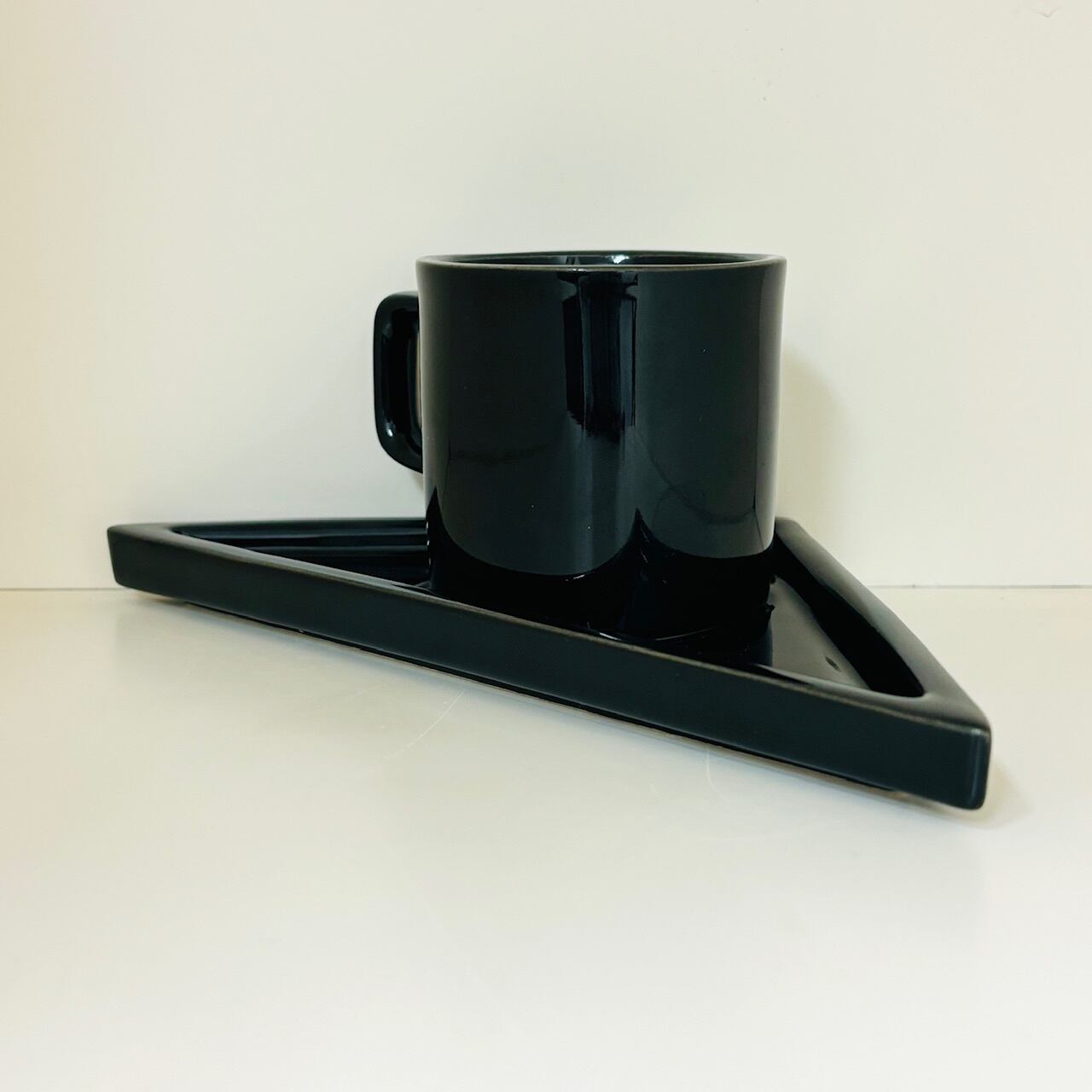 80sデザイン 陶器製 三角形 コーヒーカップ&ソーサーセット 黒