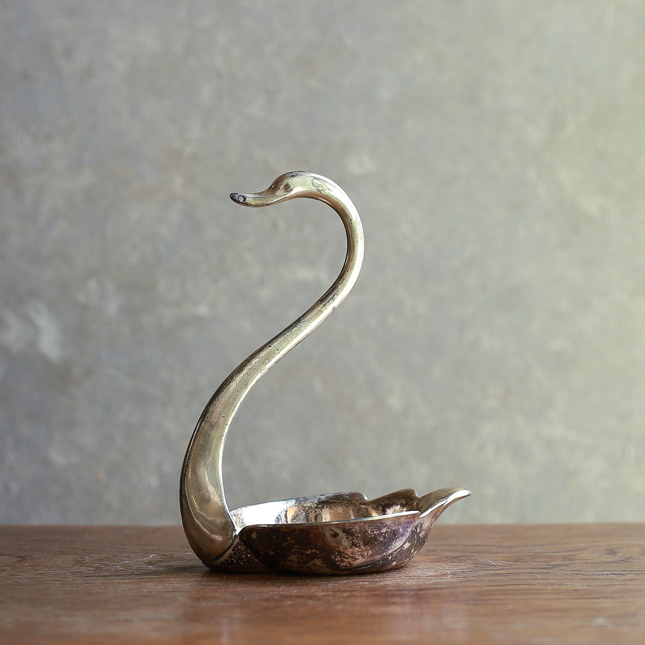 シルバーに輝く、白鳥のトレイ