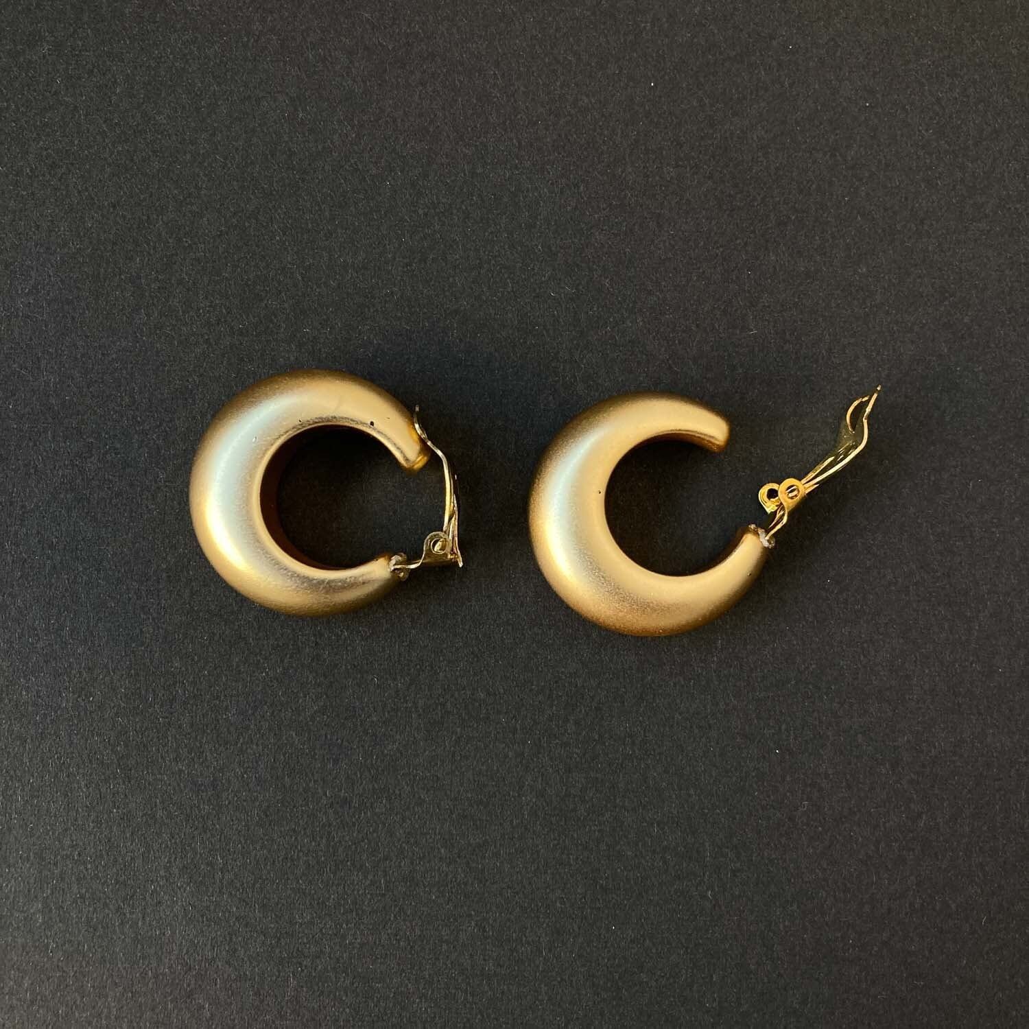 再入荷〉ドイツヴィンテージイヤリング マットメタリックフープ | Dua