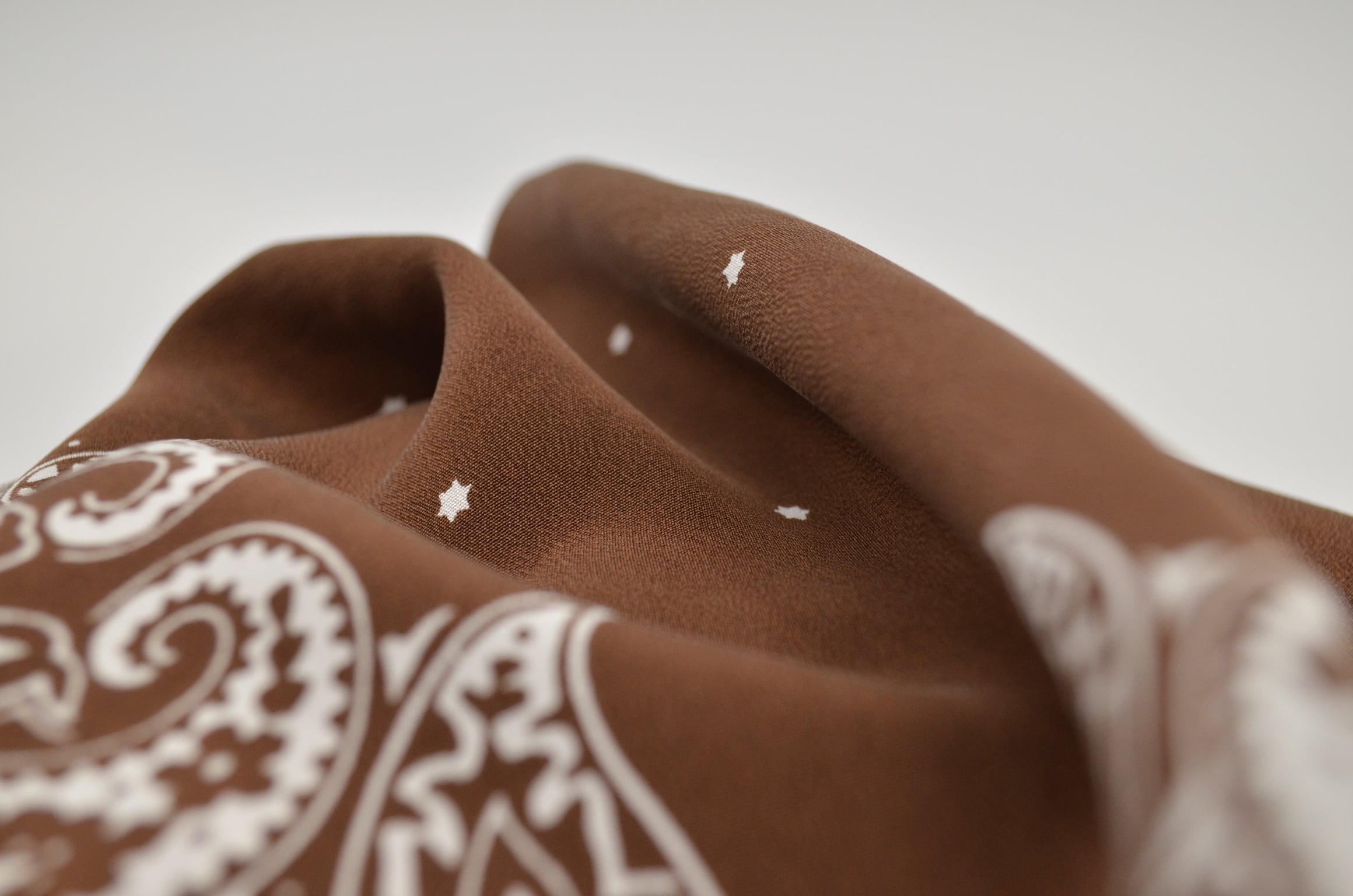 Snoop/ 洗えるシルクスカーフ/ 浜ちりめんシルク【Brown-ペイズリー柄