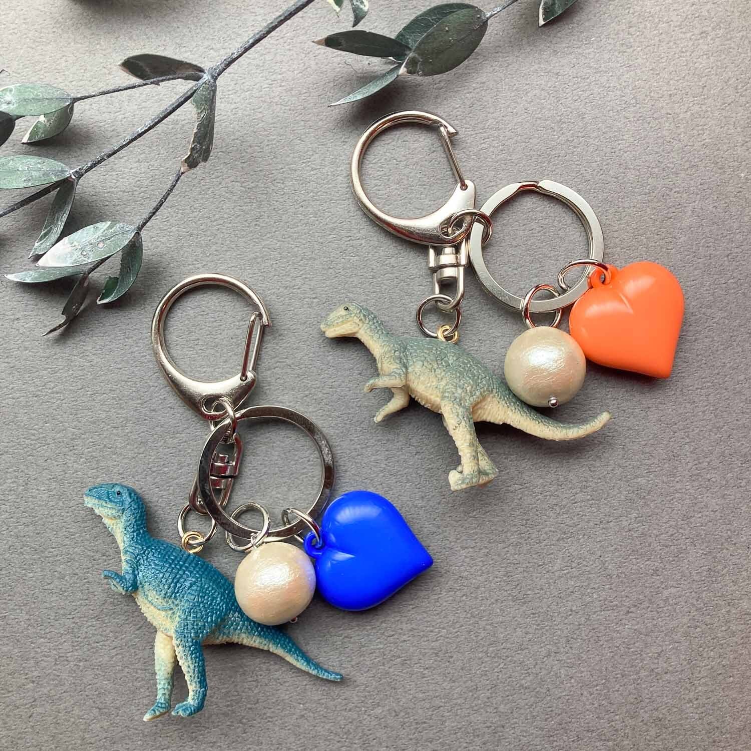 恐竜とぷっくりハートのバッグチャーム | Dua-アクセサリーパーツショップ