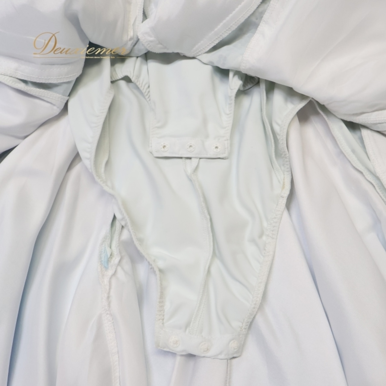 社交ダンス 衣装 スタンダードドレス ワンピース ドレス スタンダード 白 水色 フロート レース デモ 競技 ダンス パーティ 発表会 ホワイト系 ブルー系 グラデーション デザイン さわやか スカート 重ね着 エレガント イベント用 ファッション 美しい ステージ衣装 おしゃれ 競技会用