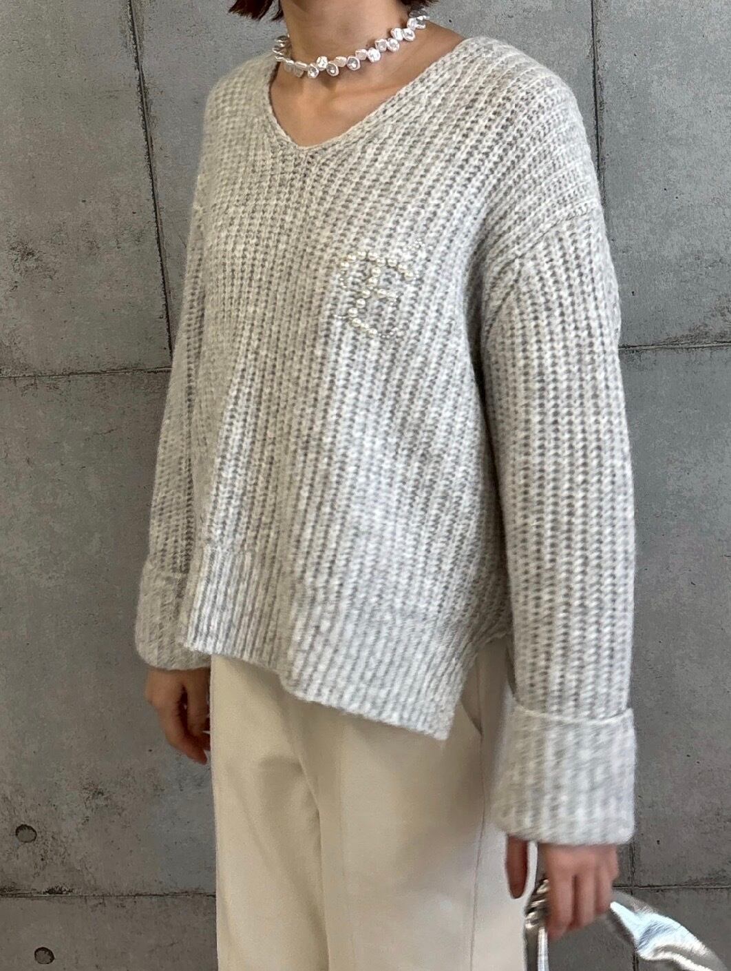 【 ROSIEE 】ブローチ風Eロゴ刺繍ニット