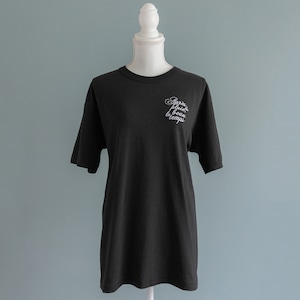 【Unisex】 "Après la pluie, le beau temps"Tシャツ (Black)