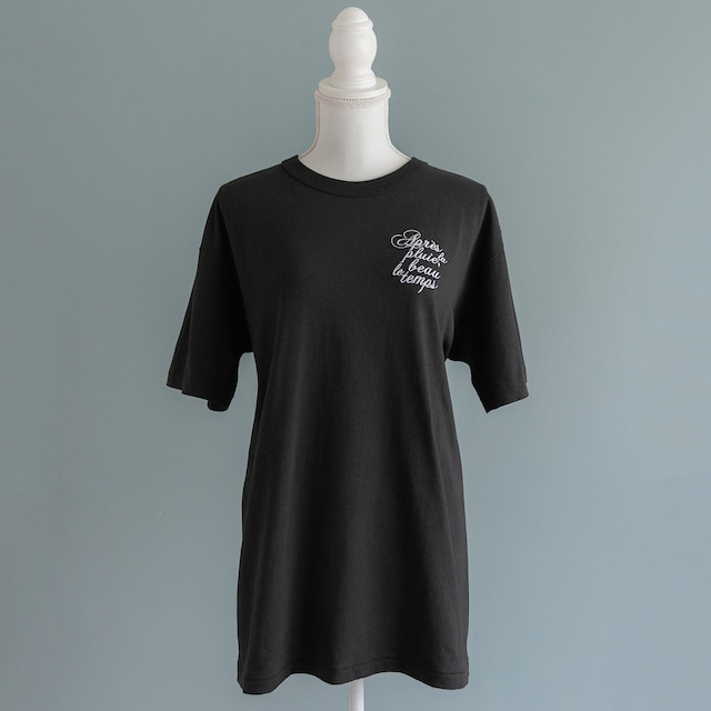 【Unisex】 "Après la pluie, le beau temps"Tシャツ (Black)