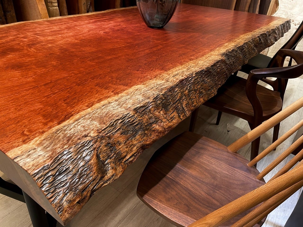 アフリカンローズウッドとも言われるブビンガ材♪カリモクのセンター