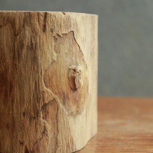 木の質感が美しい、ナチュラルな鉢カバー 1