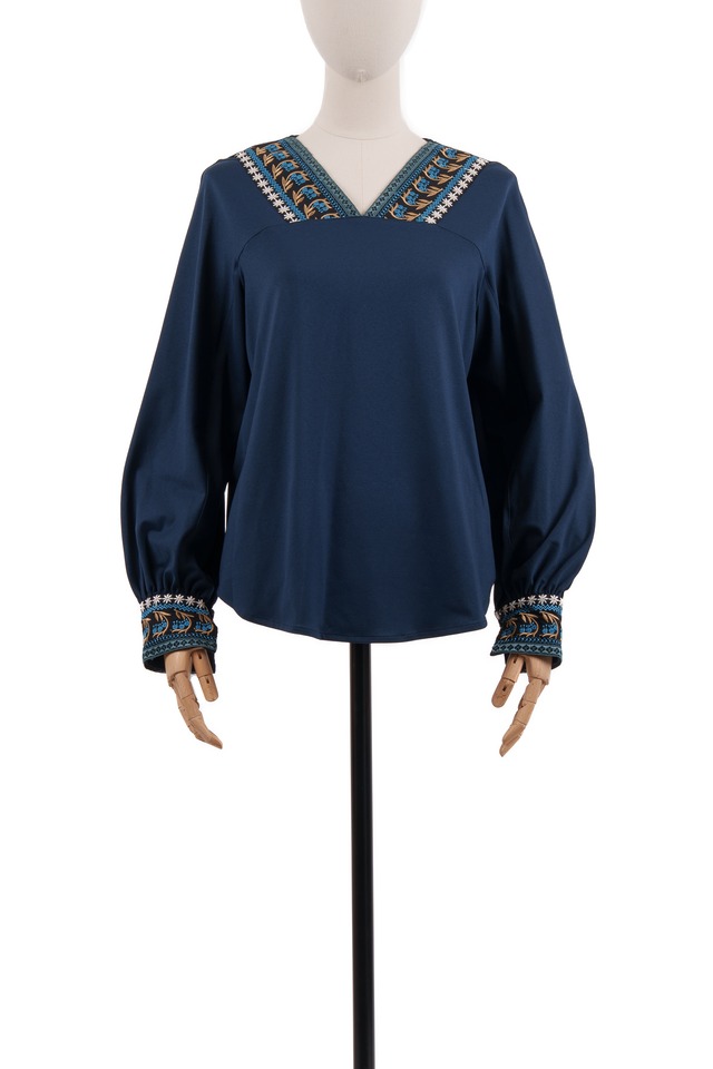 NARROW EMB VNECK C/S TOP / NVYBLU