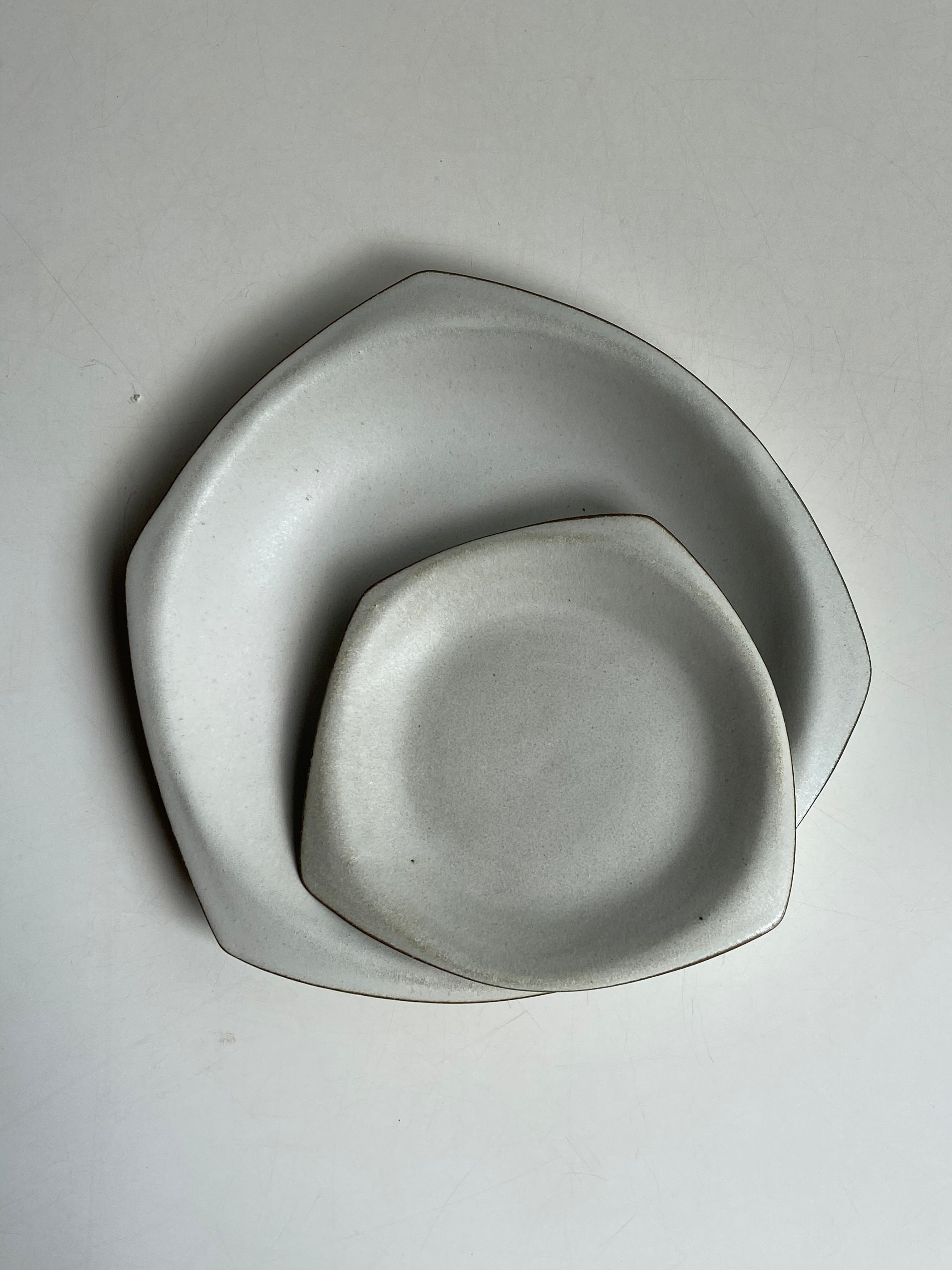 オフホワイトランチプレート（小） / レンジ・食洗機可 / wb-10　和食器 皿 お皿 おしゃれ モダン スタイリッシュ おうちカフェ 変形 珍しい プレート  白 個性的 直径約18cm  無地 食器 陶器 可愛い デザイン ケーキ皿 取皿 デザート皿