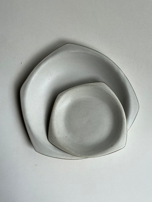 オフホワイトランチプレート（小）wb-10　和食器 皿 お皿 おしゃれ モダン スタイリッシュ おうちカフェ 変形 珍しい プレート  白 個性的 直径約18cm  無地 食器 陶器 可愛い デザイン ケーキ皿 取皿 デザート皿