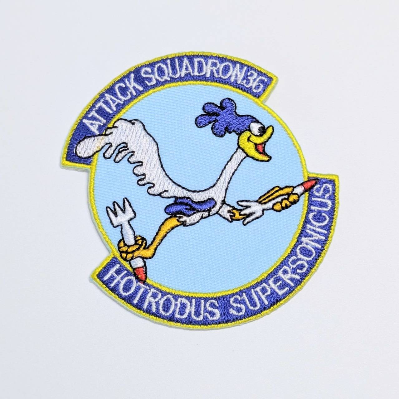 送料無料！ ★刺繍アイロンワッペン★【 Looney Tunes / ルーニーテューンズ 】 ロードランナー“ Attack Squadron 36 ” ミリタリーワッペン〚アメリカン雑貨 アメトイ〛