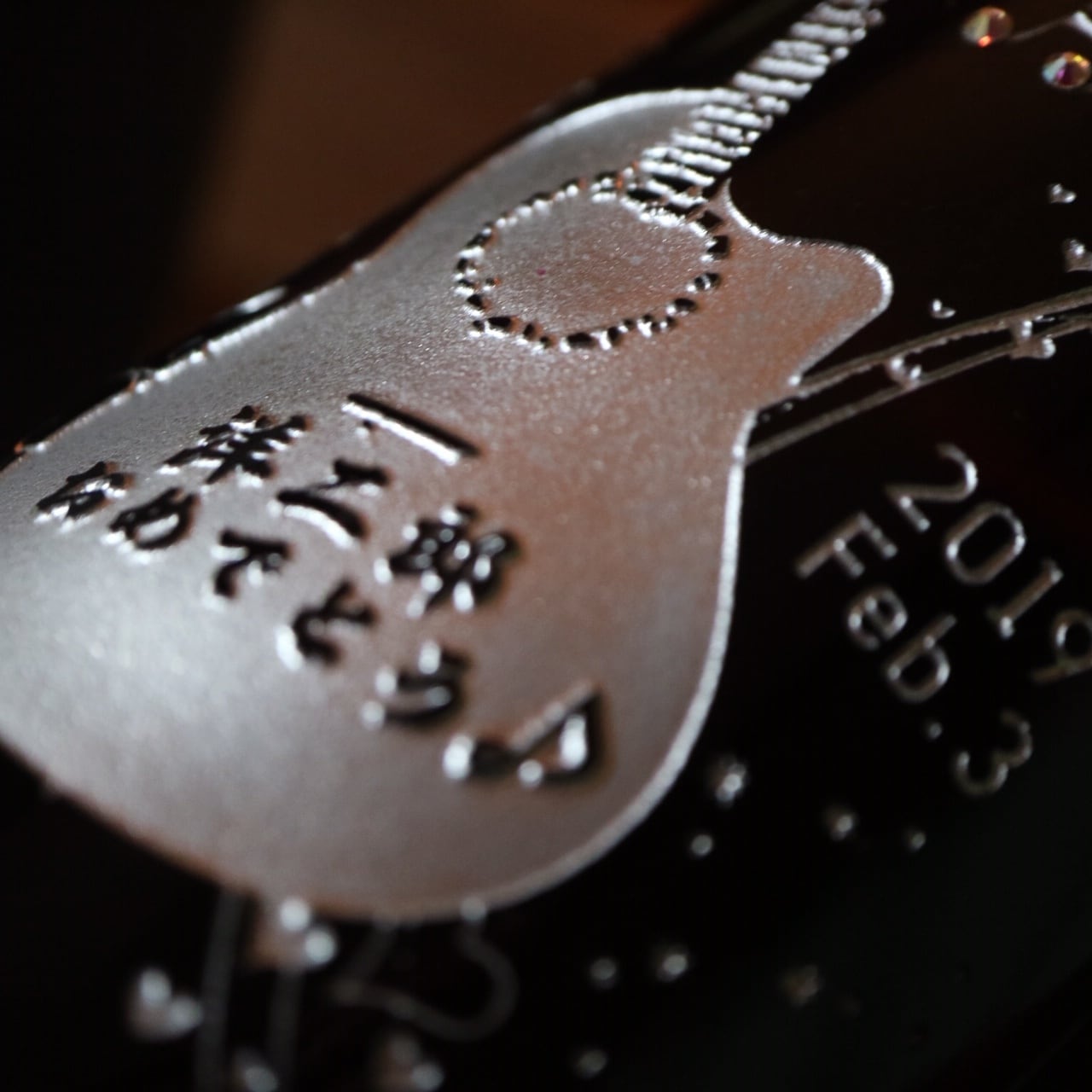 名入れ ボトル 彫刻 【 ギター 感謝 赤ワイン 750ml 】 誕生日 プレゼント 音楽 ミュージシャン ギタリスト 還暦 誕生日 プレゼント 退職祝い 父の日 母の日 敬老の日 結婚祝い 喜寿 古希 傘寿 白寿 米寿 記念日 お中元 お歳暮 結婚 結婚祝い 結婚記念日 金婚式 銀婚式 感謝 男性 女性 クリスマス ありがとう おめでとう 感謝の気持ち ワイン 送料無料