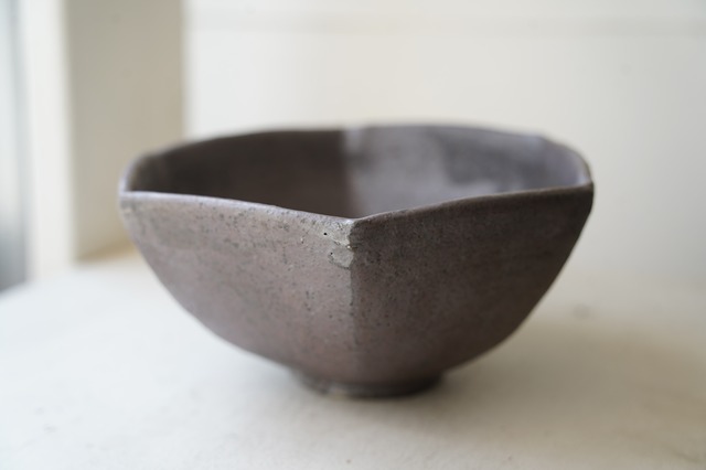 38　鉄釉6角小鉢　中根楽　3　赤