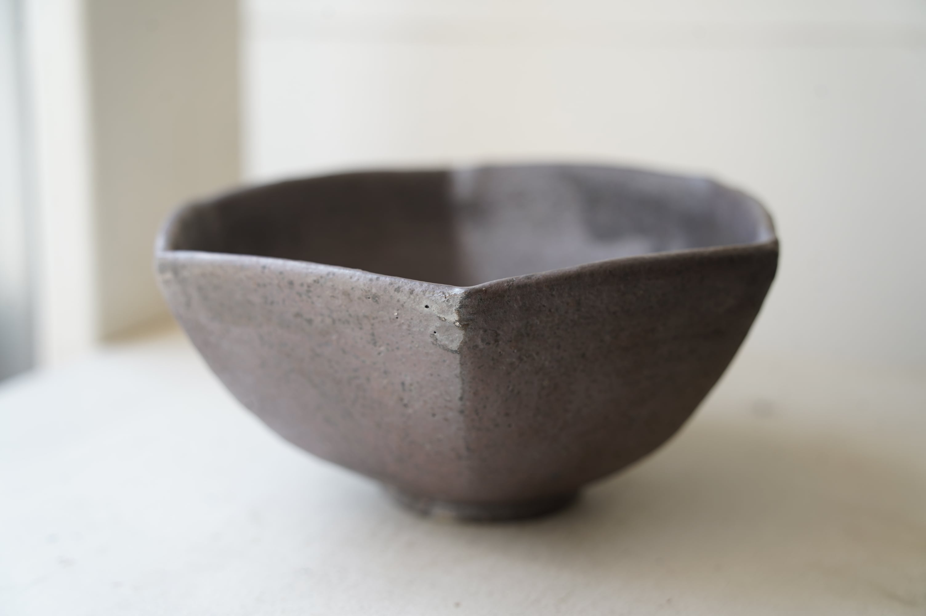 38 鉄釉6角小鉢 中根楽 3 赤