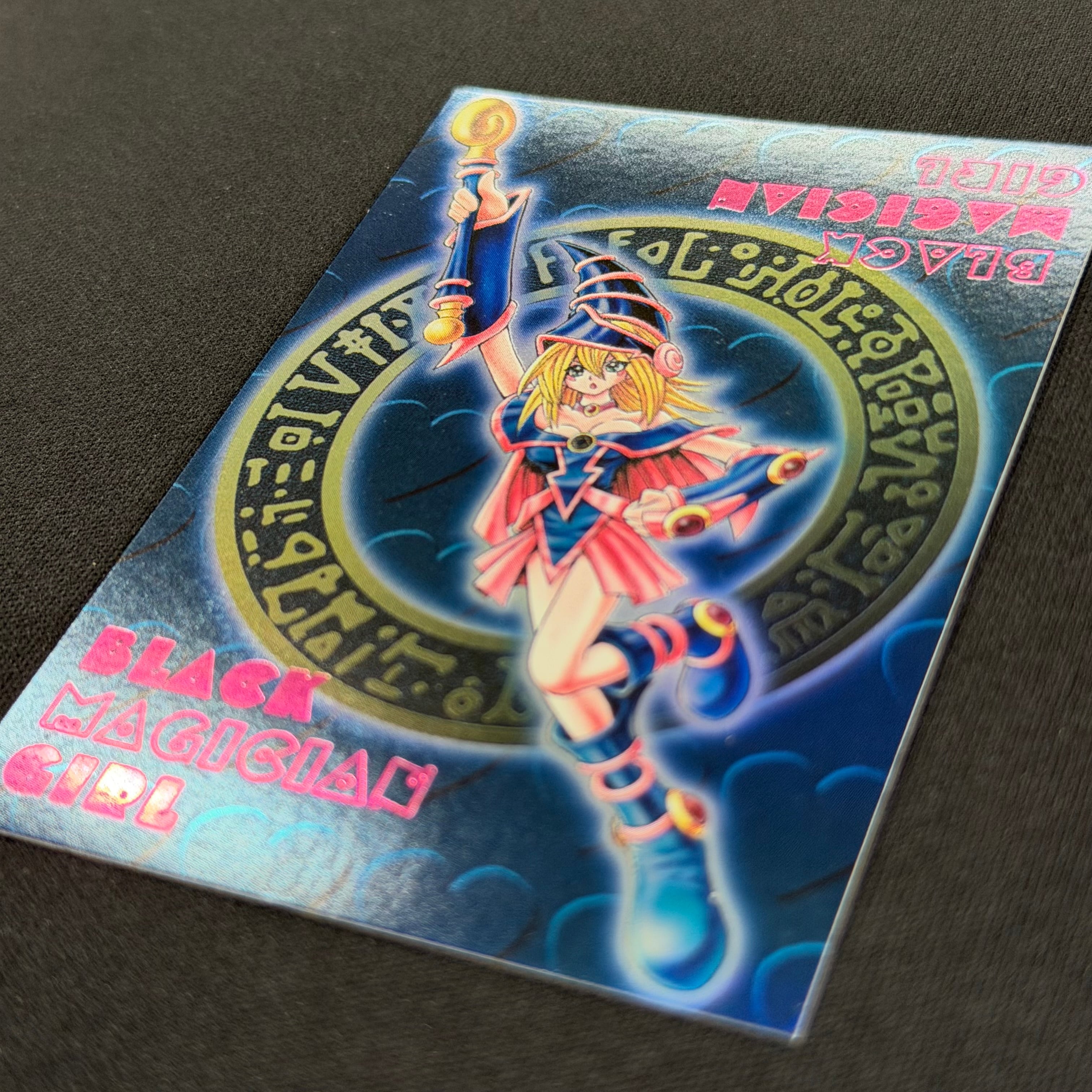 PSA8「DDM ブラックマジシャンガール」ブルー レリーフ ダンジョン