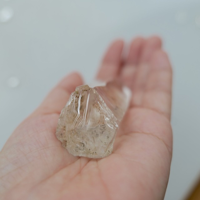 【魂を目覚めへと導く、マスタークリスタルの叡智】希少モンドクォーツ ポイント 母岩付き No.247