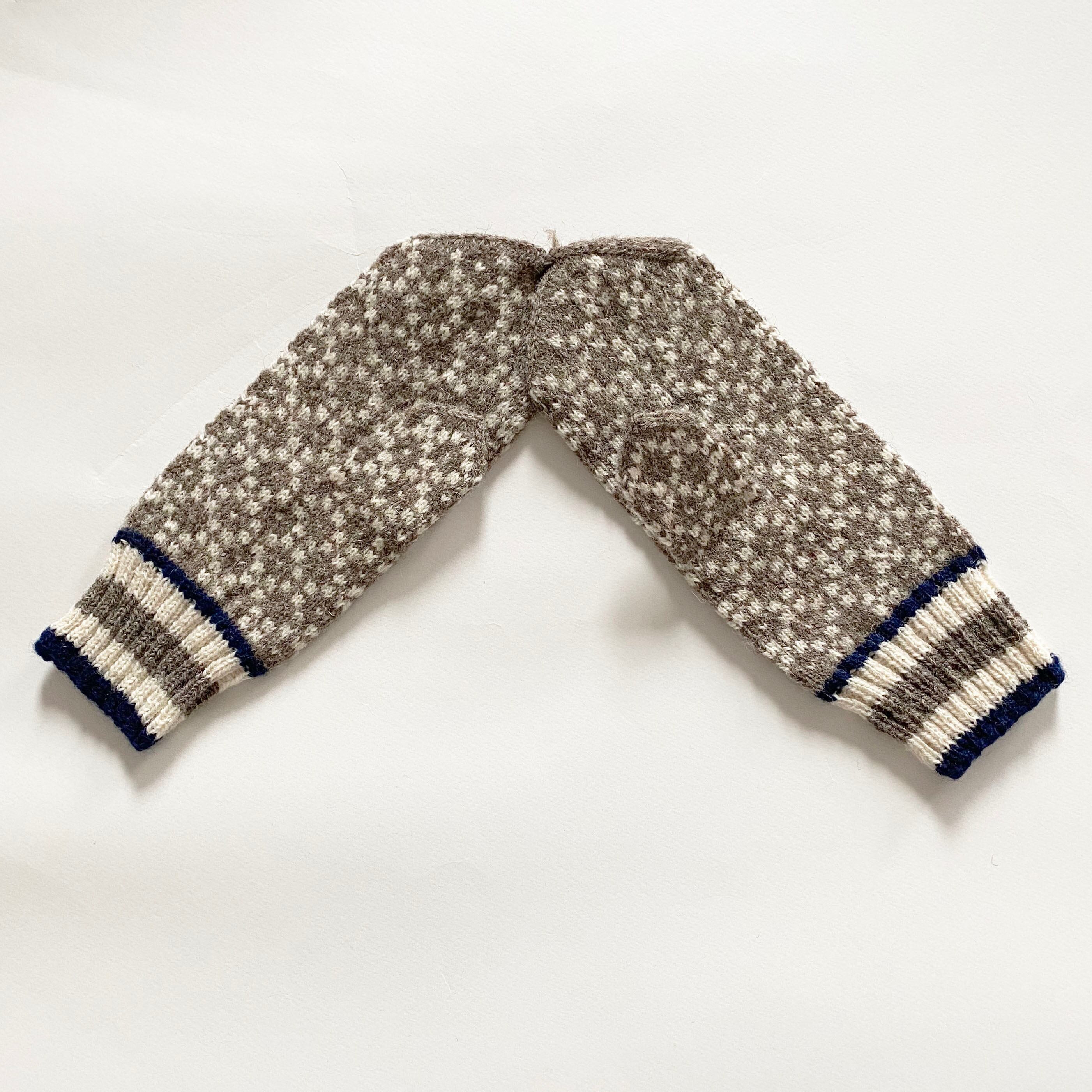 伝統的バルトの手編みミトン（灰白色）