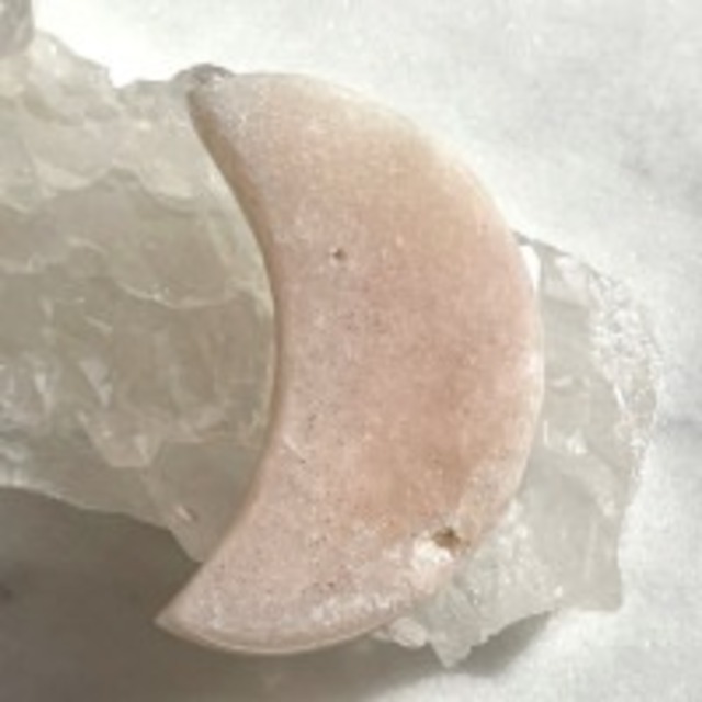 【超美石】ピーチカラー（ピンク）　アゲート　お月様　握り石　5061