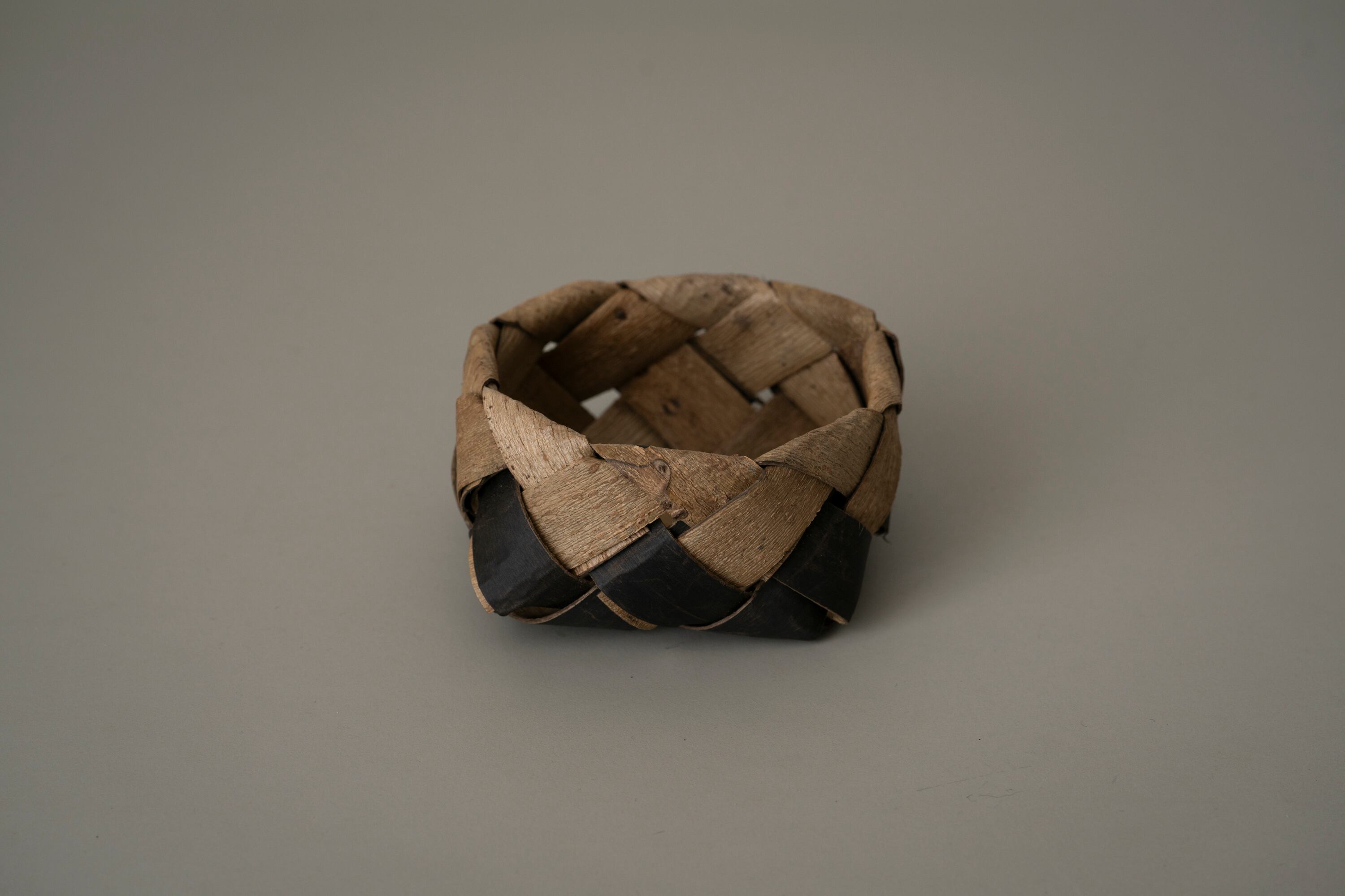 鬼胡桃皮の編み小籠｜丸｜小 | 汽水 - The curated shop by casane