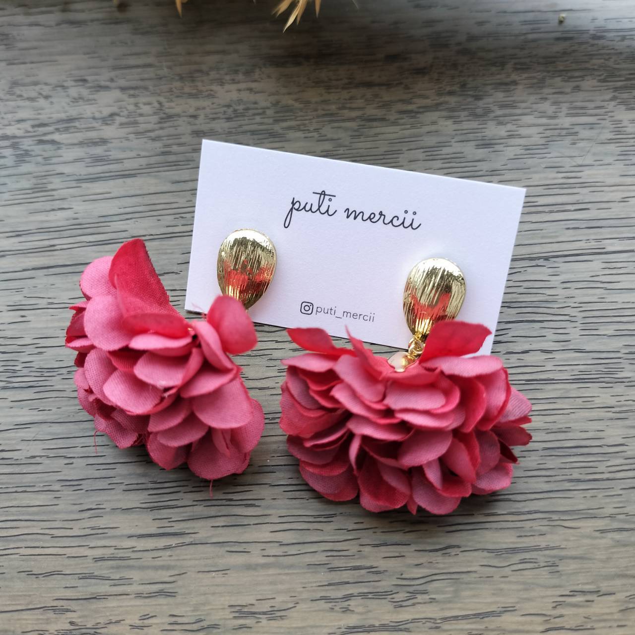 Paccaral 赤いお花モチーフ ピアス
