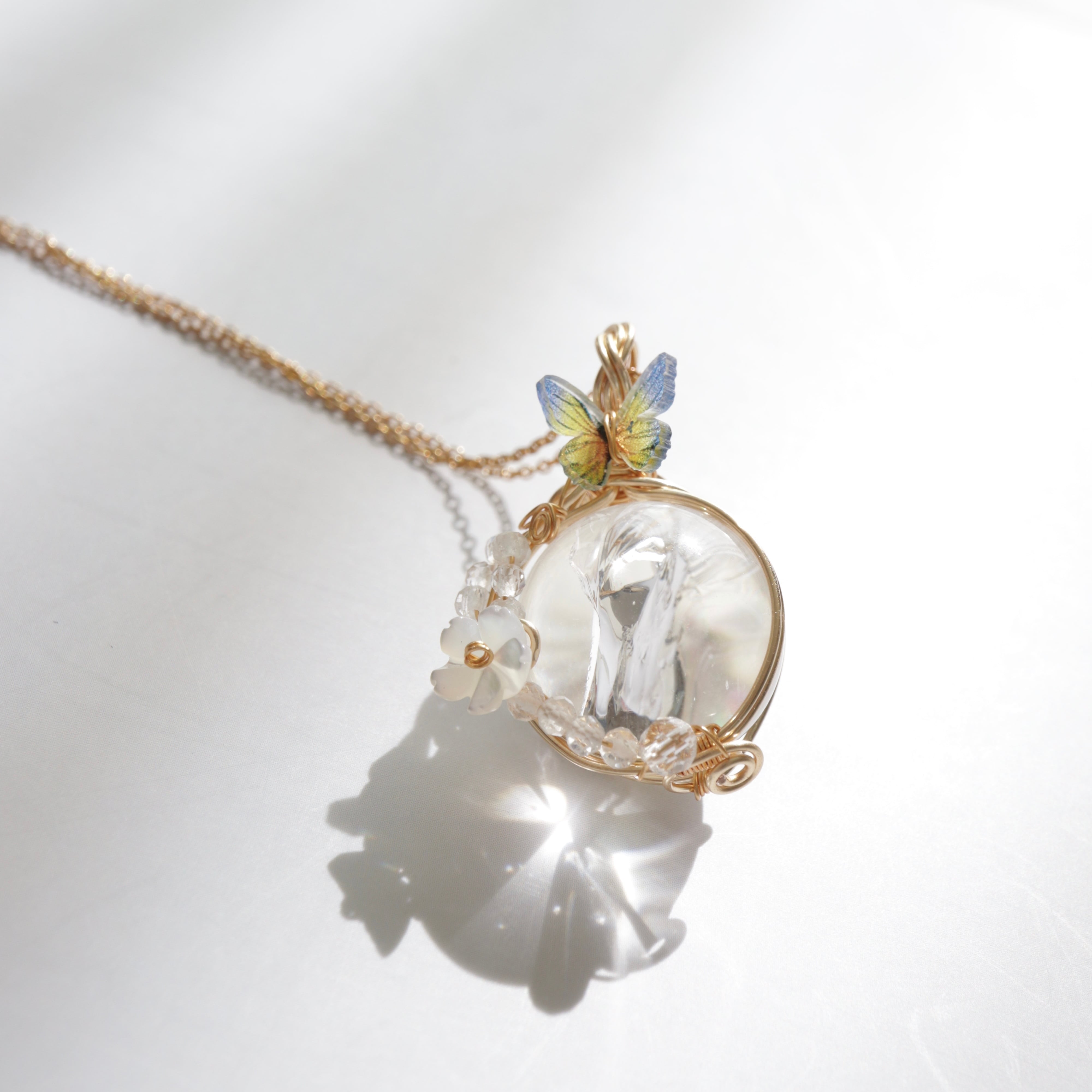 アイリスクォーツのスフィアペンダントトップ《ころんと光る、小さな虹のたまご》|虹が浮かぶ癒しのクリスタル