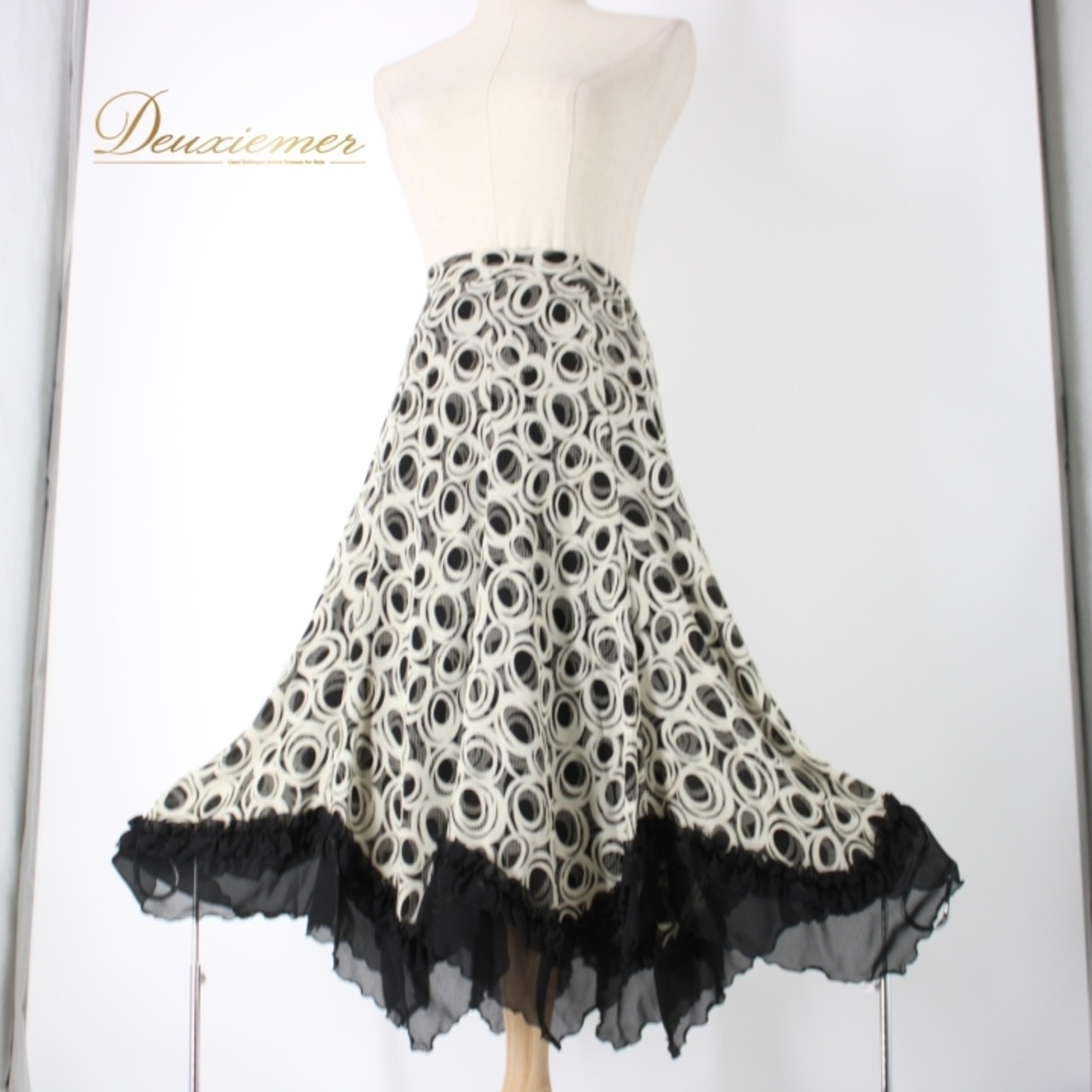 社交ダンス 衣装 スタンダード スカート レッスンウェア 練習着 白 黒 PAPILLON パピヨン ホワイト系 ブラック系 バイカラー シック 社交ダンス スカート Mサイズ 総丈74cm ファスナー仕様 ポリエステル製 ブラックオフホワイト シンプル おしゃれ ダンスウェア 競技用 クラシック ショート丈 フレアスカート パーティー用 フェミニン 上品 レディース