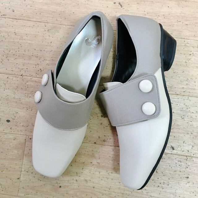 ボタン飾りスクエアトゥパンプス