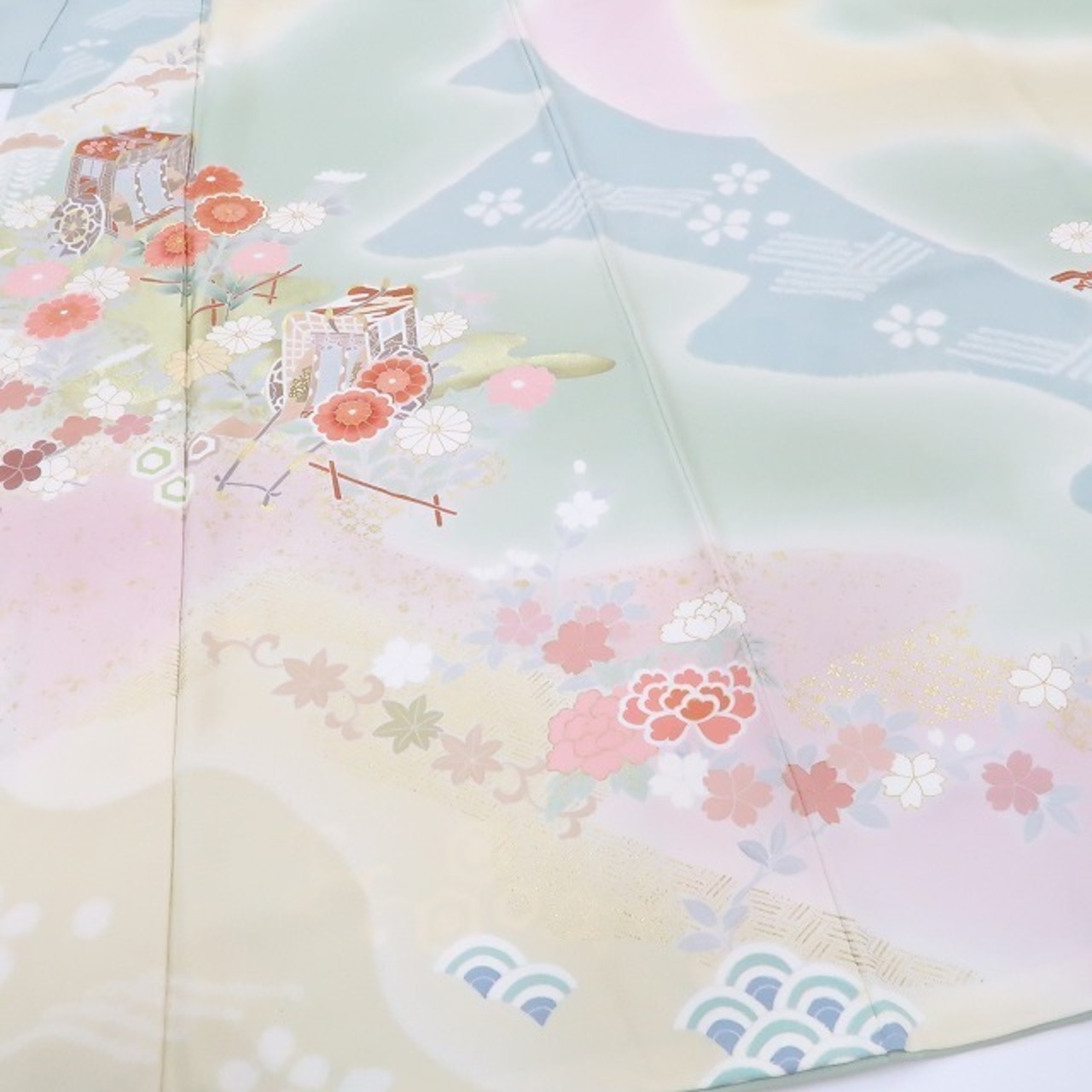 新品 滝泰謹製 金駒刺繍 着物 正絹 仕付け糸付“花や波、御所車の優しく 