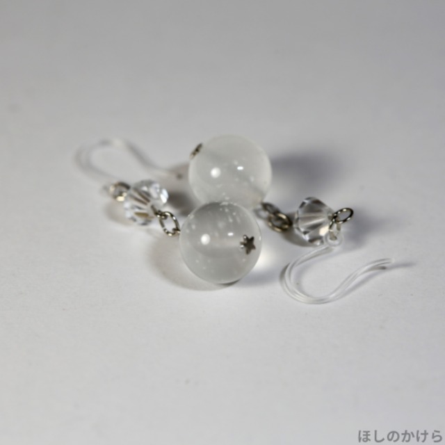 ムーンストーンとスワロフスキーの樹脂ピアス(MA41)【月のエネルギー・愛情・癒し】