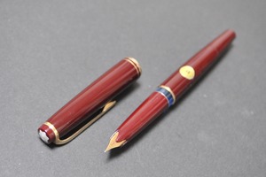 '60s　モンブラン Ｎｏ ２２ ボルドー　MONTBLANC No 22　（極細字）　14K　　　　　01678