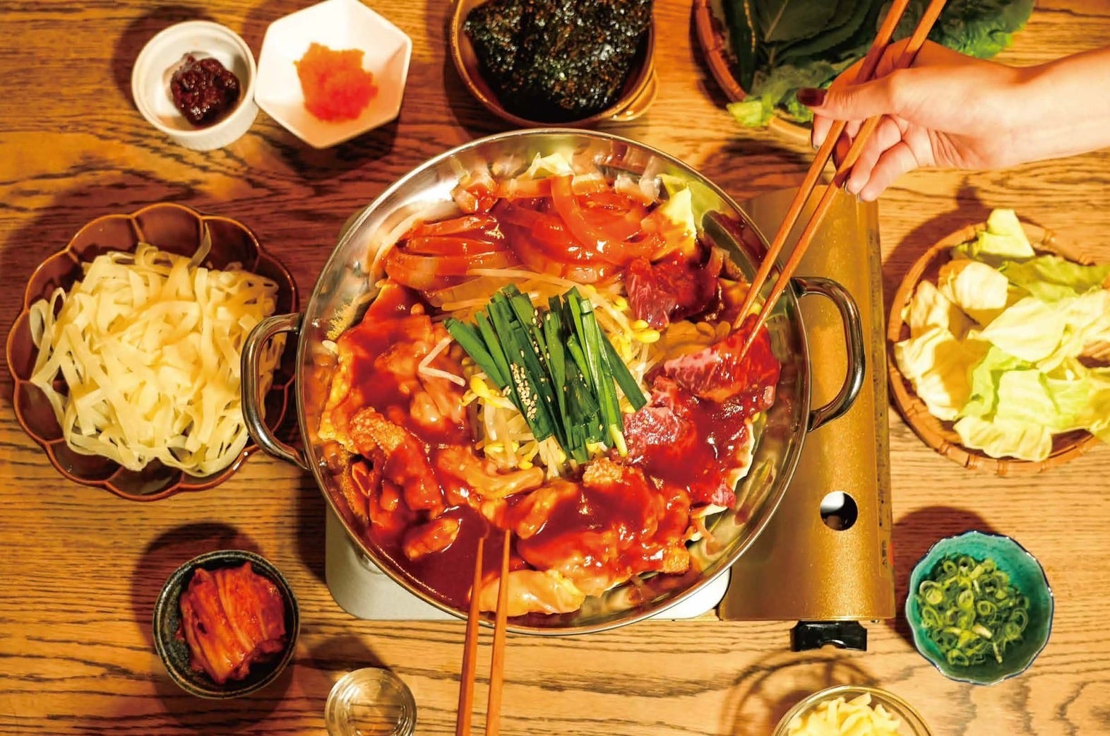 名物】\ 〆まで美味しい ///濃厚牛骨スープが効いた「宅ホル鍋」(2