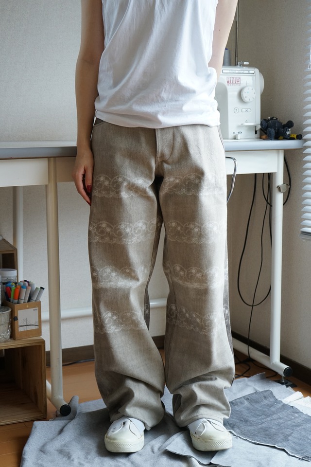 【one-of-a-kind】Mid-Rise Trace Contrast Denim – Flower (Size L)
