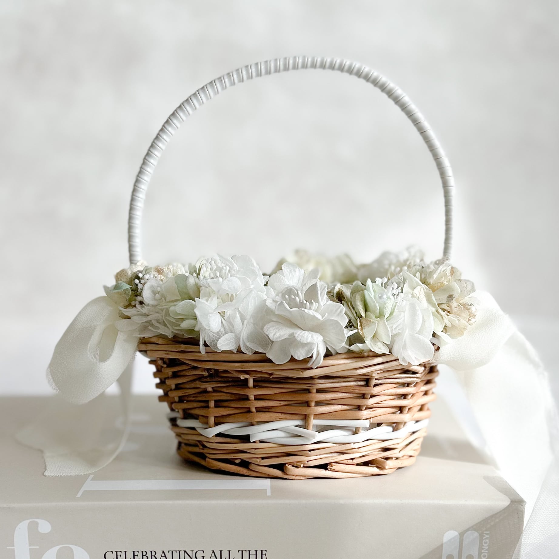 Oval green gold ring pillow（white）