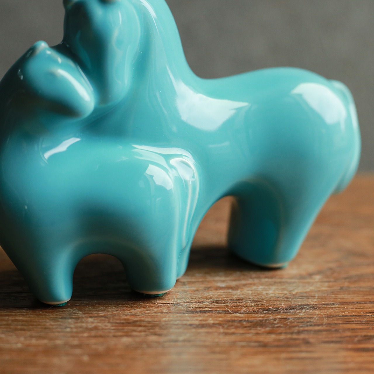 グリーンが美しい、幸せな親子の馬 2