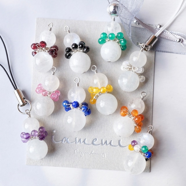 【ストラップ】「９色のマフラーを巻いた雪だるま」天然石 誕生石 ムーンストーン メンカラ 推し活 プチギフト プレゼント