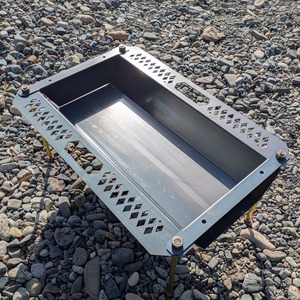 【ちょっとサビ有OUTLET】魚の串焼きができちゃう体験型焚き火台「野良グリル」キャンプ場常設・イベントにも　黒皮鉄　日本製