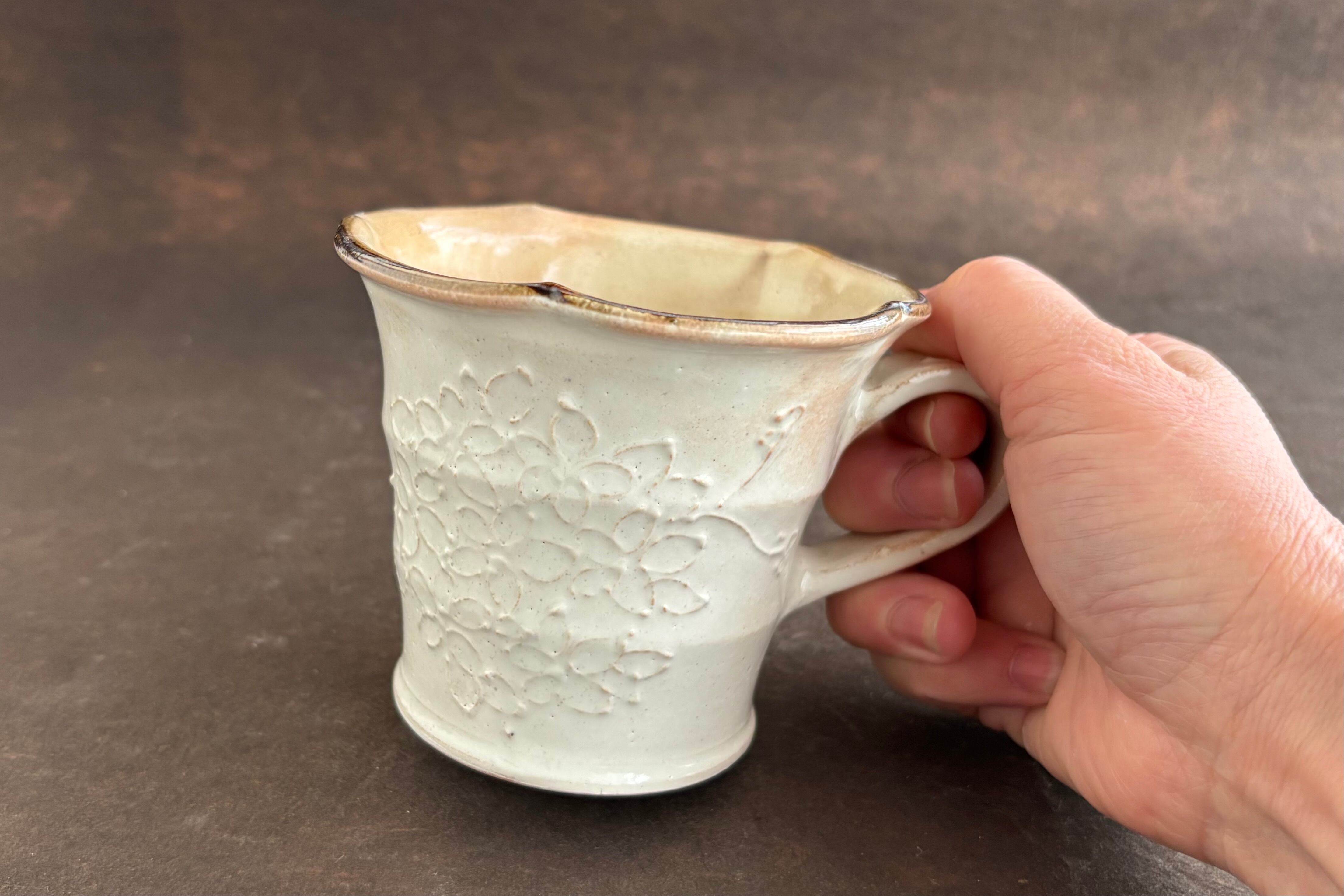 土和のルリエフ粉引き白　お花形マグカップ