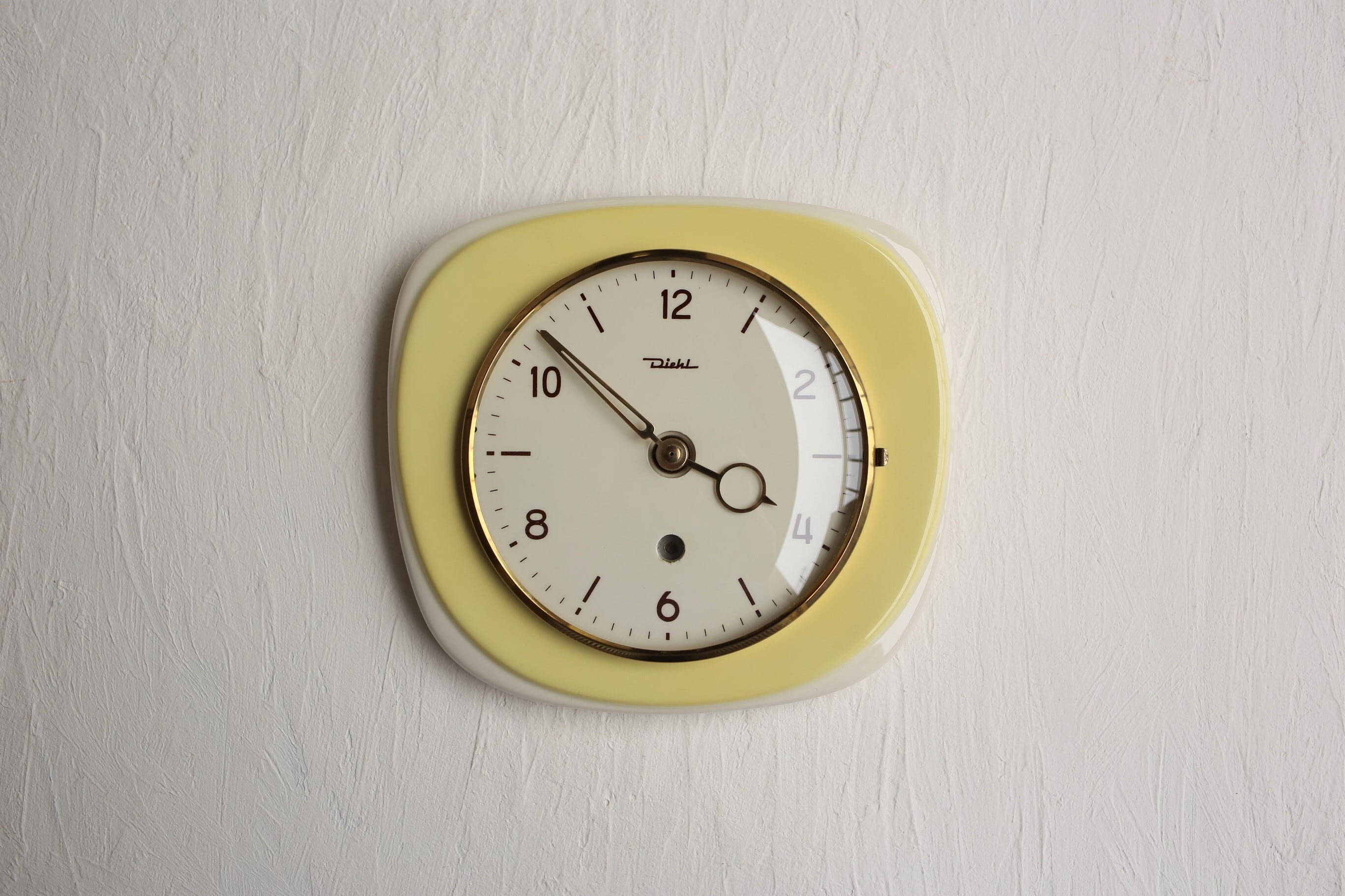 ドイツ アンティーク ヴィンテージ Diehl 陶器 壁掛け時計 黄色 (電池式クォーツ交換済) N-03288