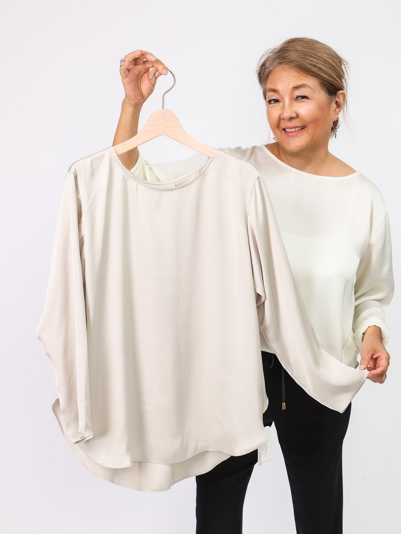 BEATRICE(シルキーサテンブラウス）