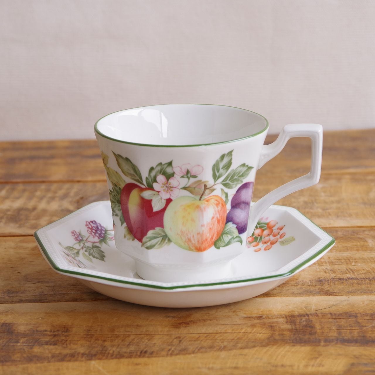 ロイヤルドルトン Royal Doulton ブランブリーヘッジ Merry Midwinter